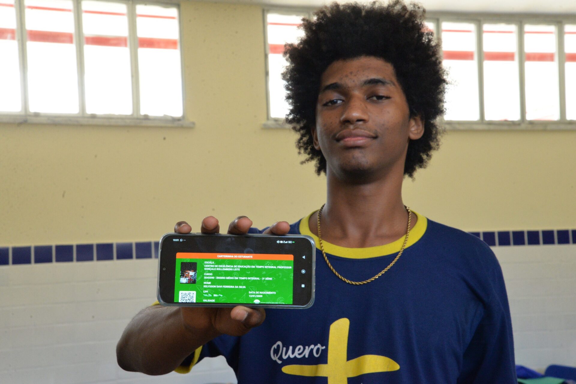 Aluno Kelyson Davi exibindo carteirinha estudantil digital