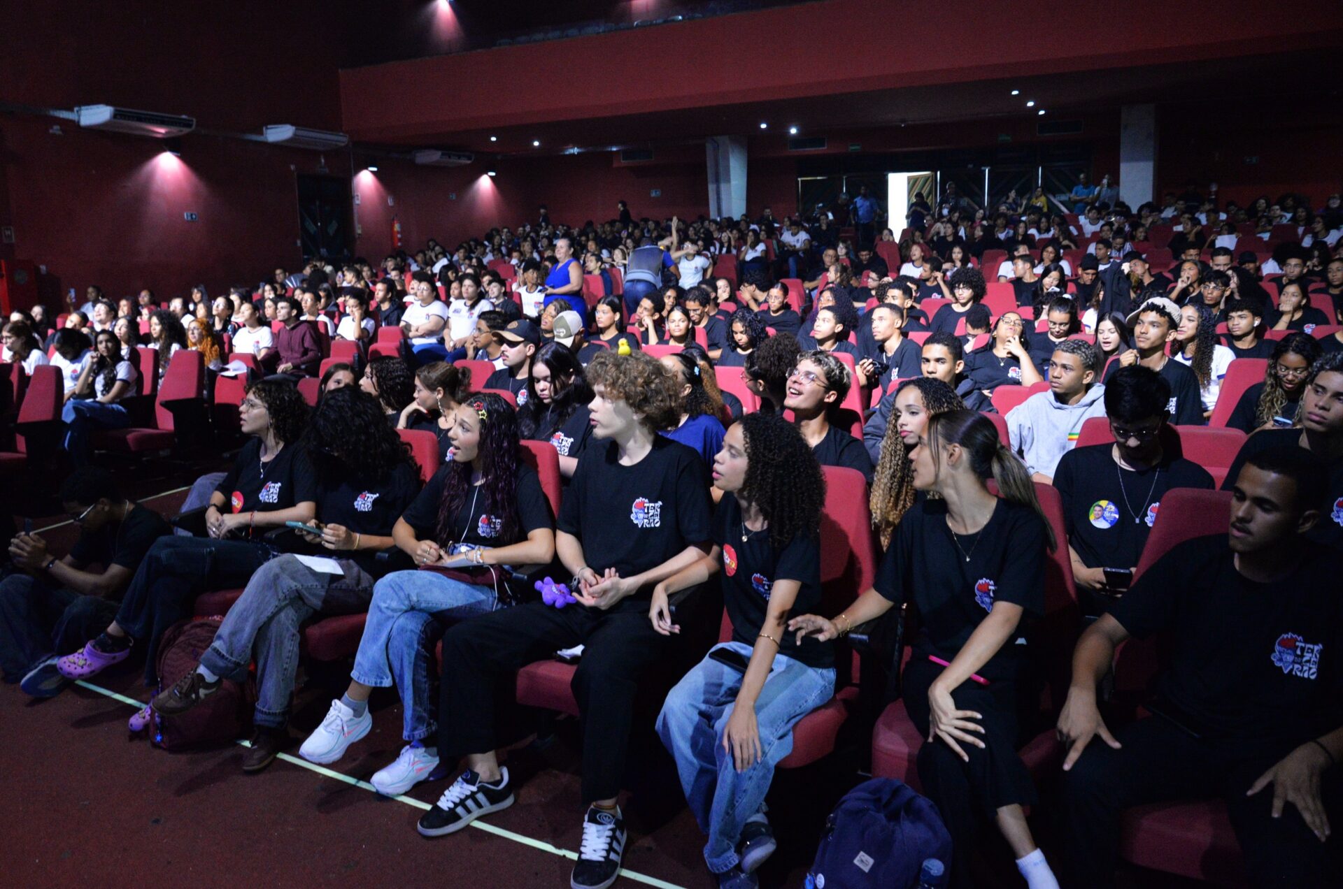 Estudantes do Ensino Médio do Dom Luciano compareceram ao evento no Teatro Atheneu